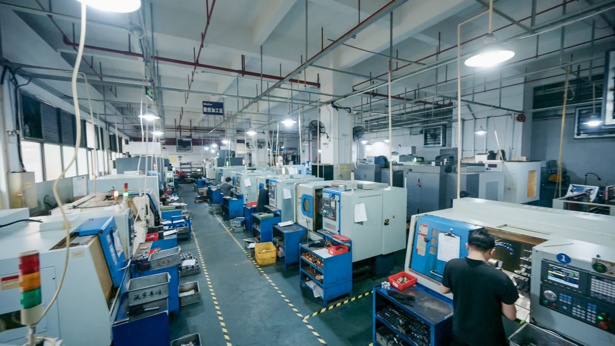 Wolfer 포산 제조 기지 CNC 가공 공장 전경, 줄지어 늘어선 정밀 가공 설비